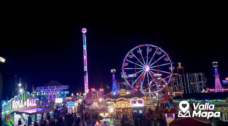 Juegos mecánicos iluminados en la Expo Feria Valladolid, Yucatán