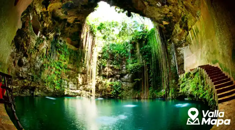 Cenote Zací en Valladolid con escalera de piedra, agua y vegetación