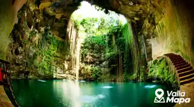 Cenote Zací en Valladolid con escalera de piedra, agua y vegetación