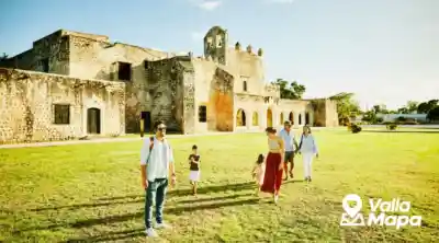 Exterior restaurado de una hacienda de Yucatán rodeada de jardines