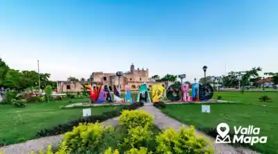 Primavera en Valladolid Yucatán con fachadas coloniales y flores bajo luz cálida