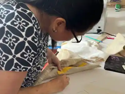 Bordadoras aprendiendo corte y confección en MUREM Valladolid