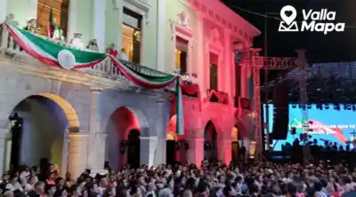 Mexican Independence celebration in Valladolid's main square with national colours and a public crowd