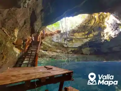 Cenote cerca de Valladolid con roca caliza, agua natural y acceso controlado