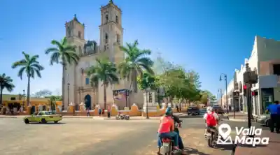 Fachada colonial colorida en Valladolid Yucatán ideal para fotografía de viaje