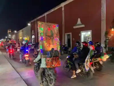 Celebración guadalupana del 12 de diciembre en Valladolid con familias, flores y actividad cerca de iglesias