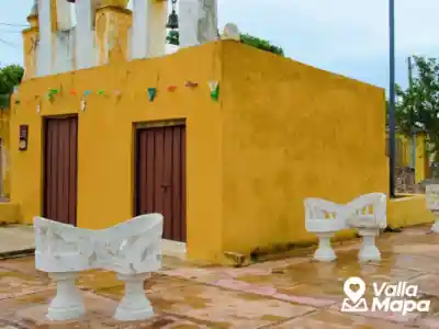 Yucatecan confidente chairs in a Valladolid park facing each other for conversation