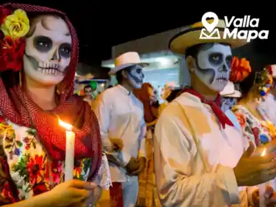Altar de Hanal Pixán en Yucatán con flores, velas, comida tradicional y elementos para recordar a las ánimas