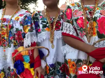 Trajes típicos de Yucatán con bordados, hipil, terno y guayabera