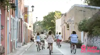 Ciclista en un camino rural cerca de Valladolid revisando seguridad, clima y ruta
