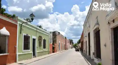 Casa colonial de Valladolid con fachada colorida, puerta de madera y patio interior