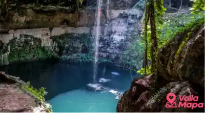 Cenote Zací en Valladolid con agua natural, paredes de piedra y vegetación urbana