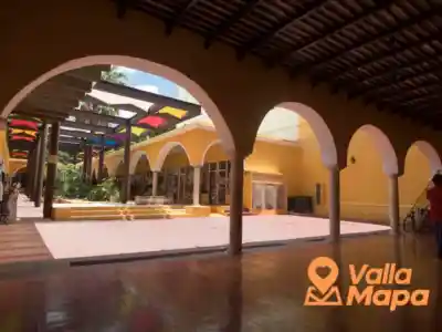 Centro Artesanal Zací en Valladolid con artesanías y edificio colonial
