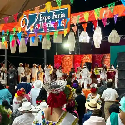 Vaquería yucateca con jarana, trajes tradicionales y música en una fiesta local
