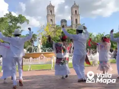 Bailarines de jarana yucateca durante una presentación en Valladolid