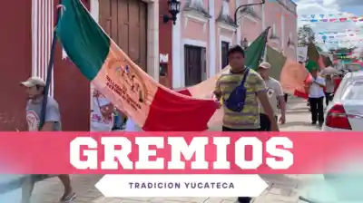Gremio yucateco en Valladolid con estandartes, música y participantes de barrio